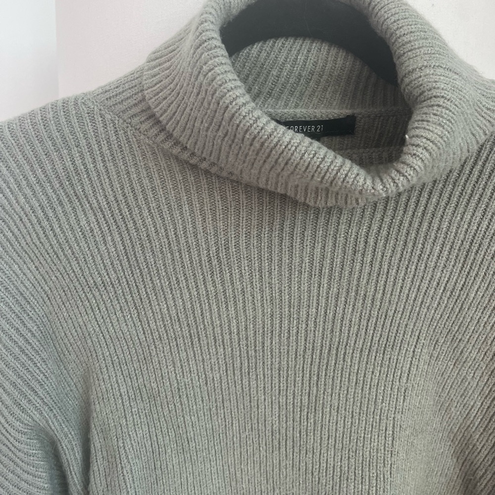 FOREVER 21 - CROPPER GREEN TURTLENECK SWEATER (Size M)